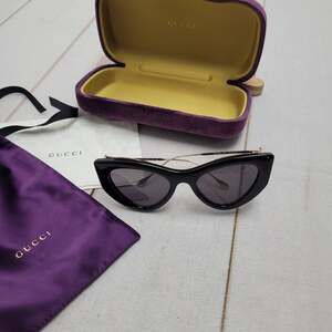 Gucci black cat eye sunglasses gold logo thin band glam retro 52-20-120